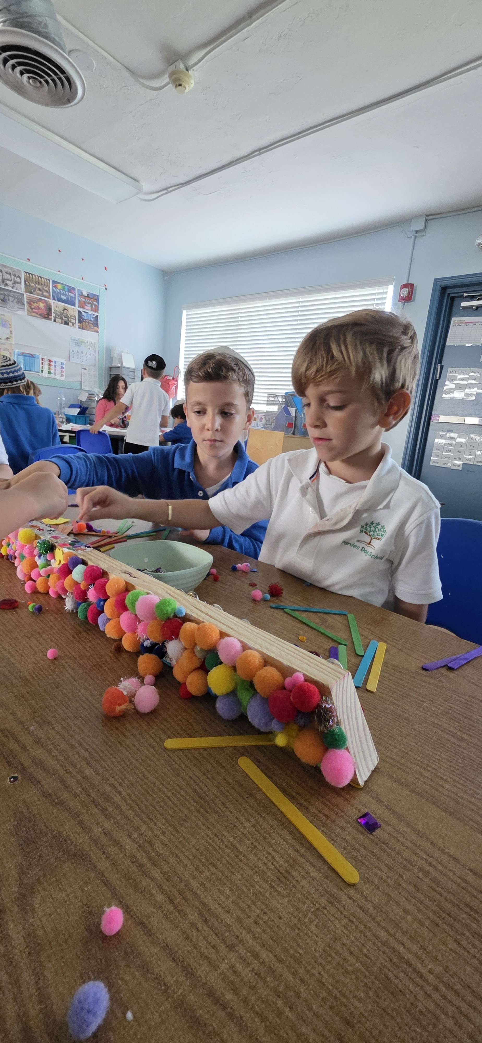 Multiple teachers working at once in a Pardes classroom